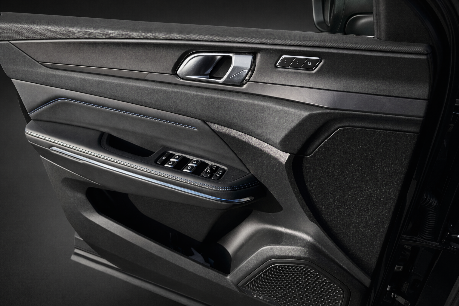 Detailfoto interieur wrap Lynk & Co 2022: carbon trim rond deurhendel