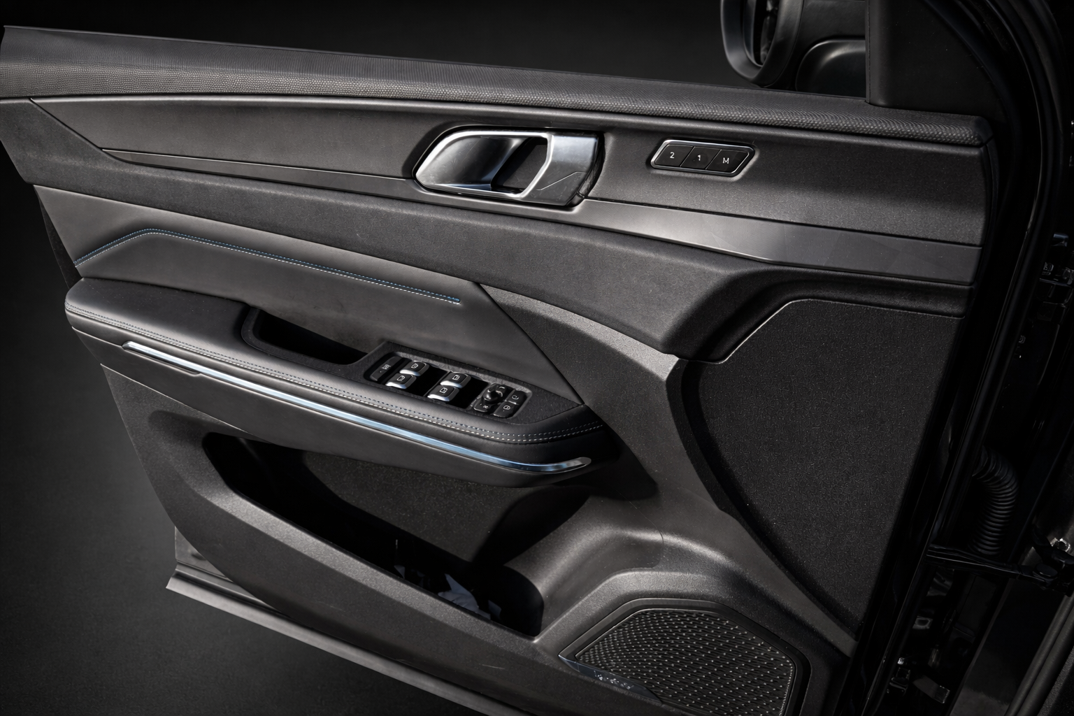 Lynk & Co (2022) interieur wrap: carbon-look trim op deurpaneel, uitgevoerd door Masterwraps in Apeldoorn