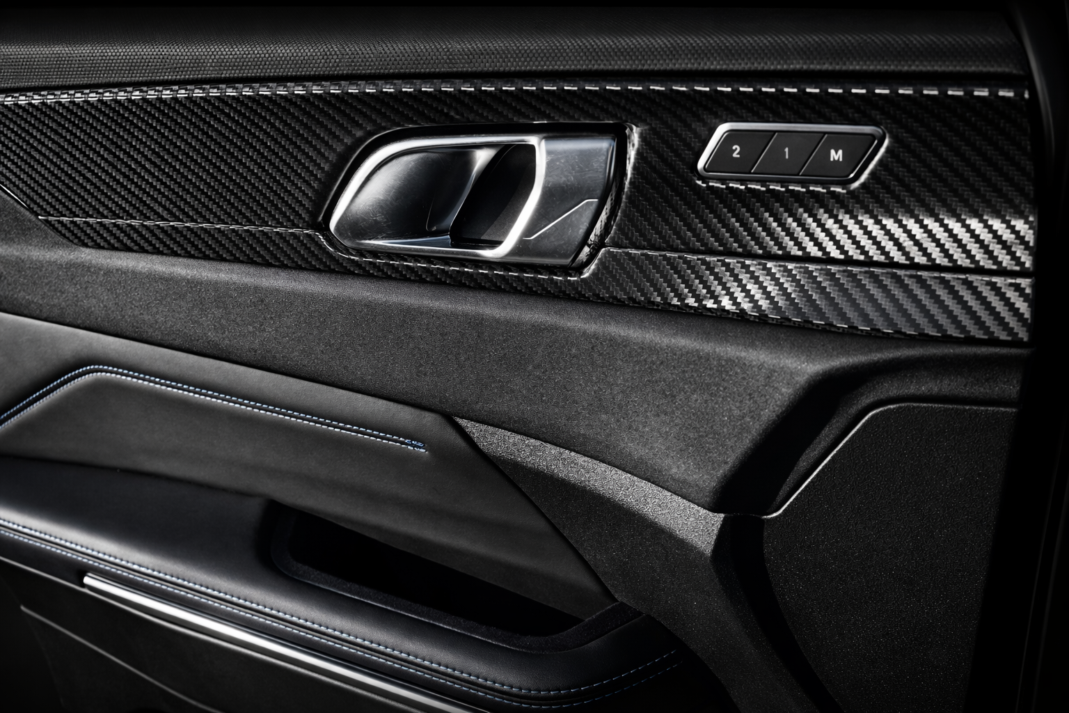 Interieur wrap Lynk & Co 2022: deurpaneel trim met carbon-look folie