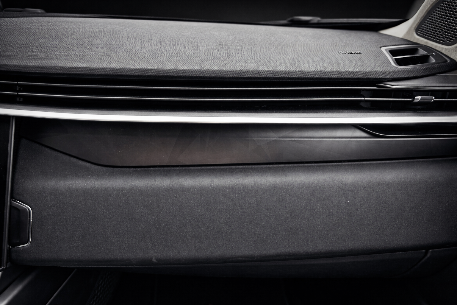 Detail textuur en lijnvoering carbon-look interieurwrap Lynk & Co 2022