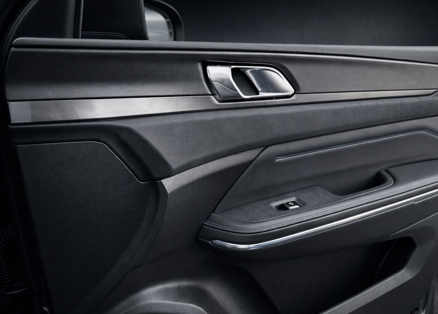 Close-up afwerking interieur wrap: strakke randen en uitsparingen Lynk & Co 2022